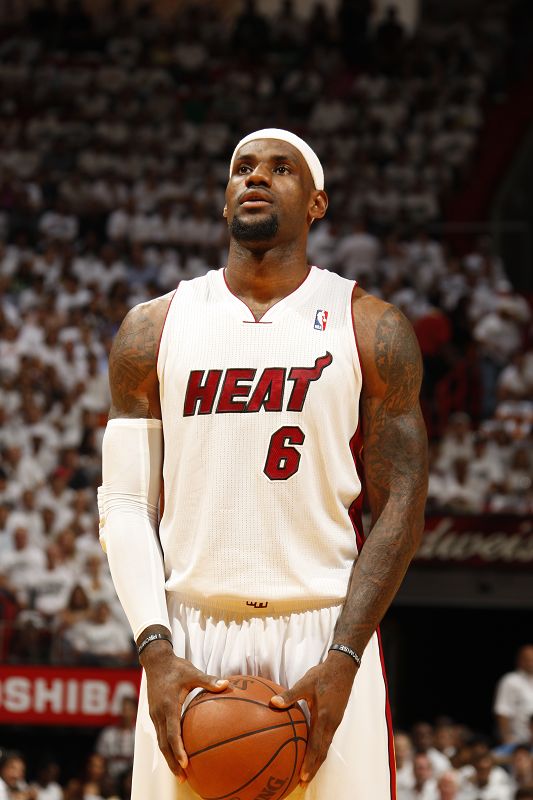 孔萨：凯恩给球队设立标准，那自然而然会激励我们（孔萨：凯恩树立球队标杆，激励着我们）