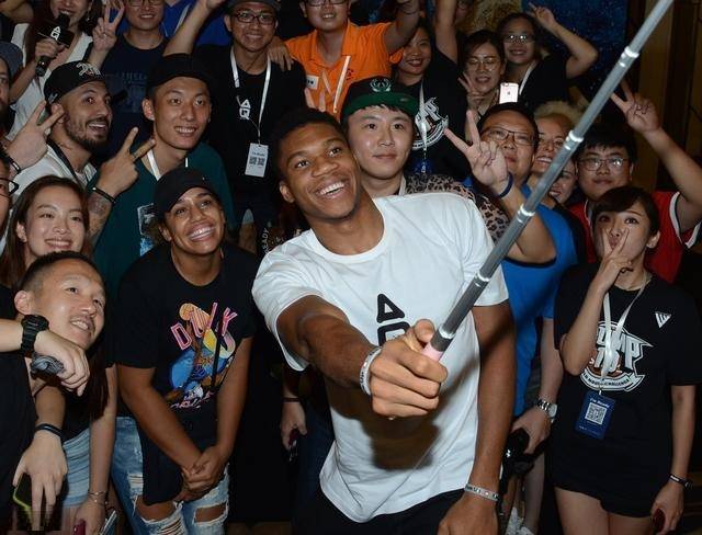 亚马尔被换下后不太高兴？弗里克打趣：下场我就让亚马尔替补（亚马尔被换后显不悦？弗里克笑称：下一场让他坐替补）