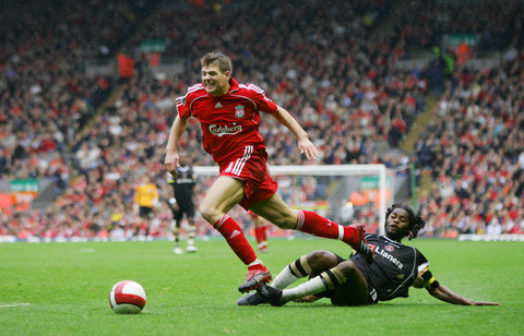 门将关键扑救锁定胜局（门将神勇一扑定胜负）