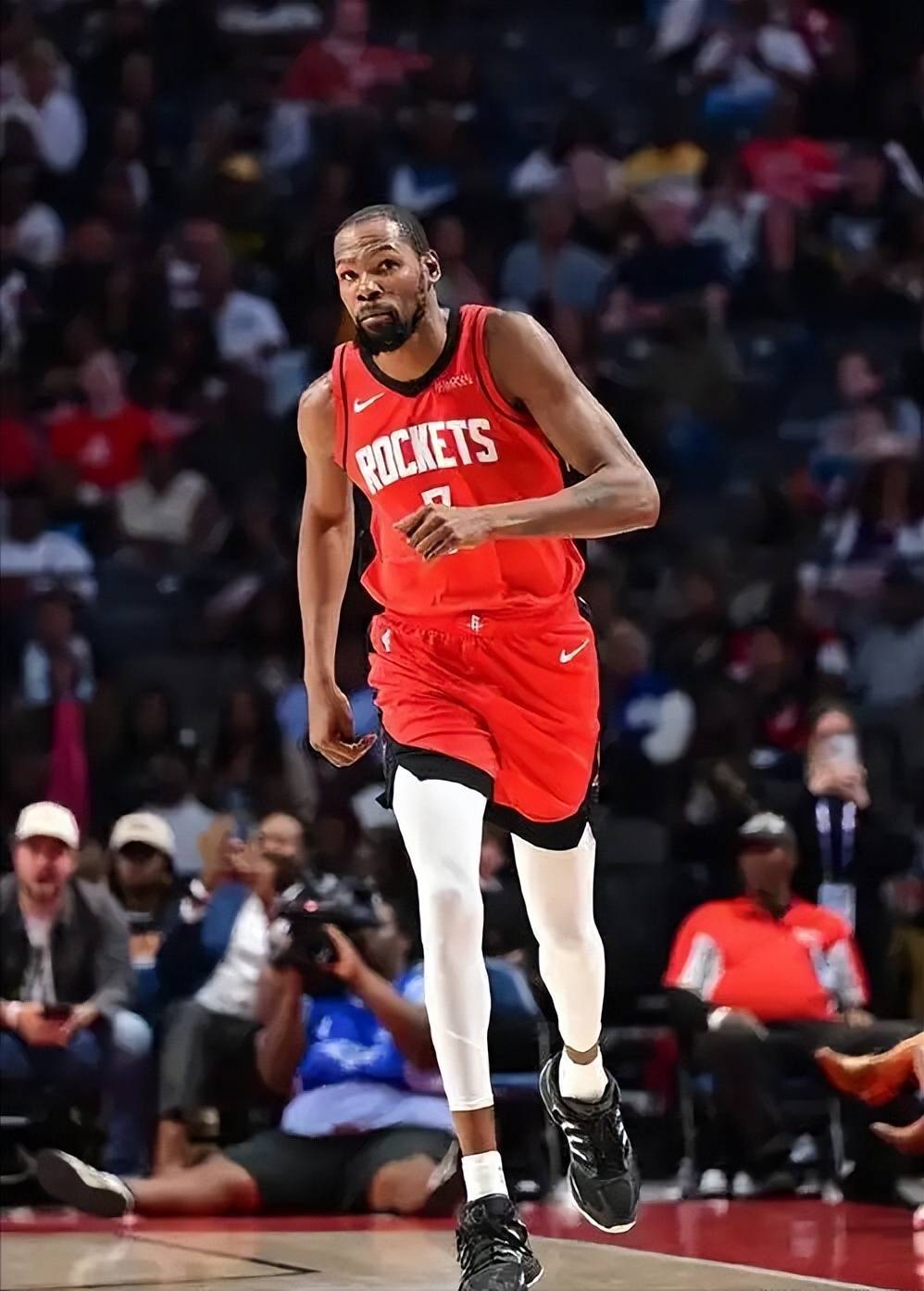 美记：字母哥表示自己要养好身体为球队而战，而不是逃避困难（美媒：字母哥强调养好身体为队而战，拒绝逃避挑战）