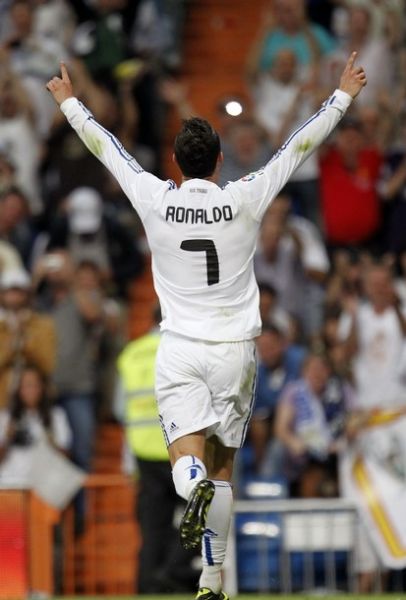 足坛一夜动态：曼城豪取19连胜，巴萨逆转马竞，纽卡热刺互相伤害（今晨足坛速递：曼城19连胜再刷纪录，巴萨逆转马竞，纽卡与热刺两败俱伤）